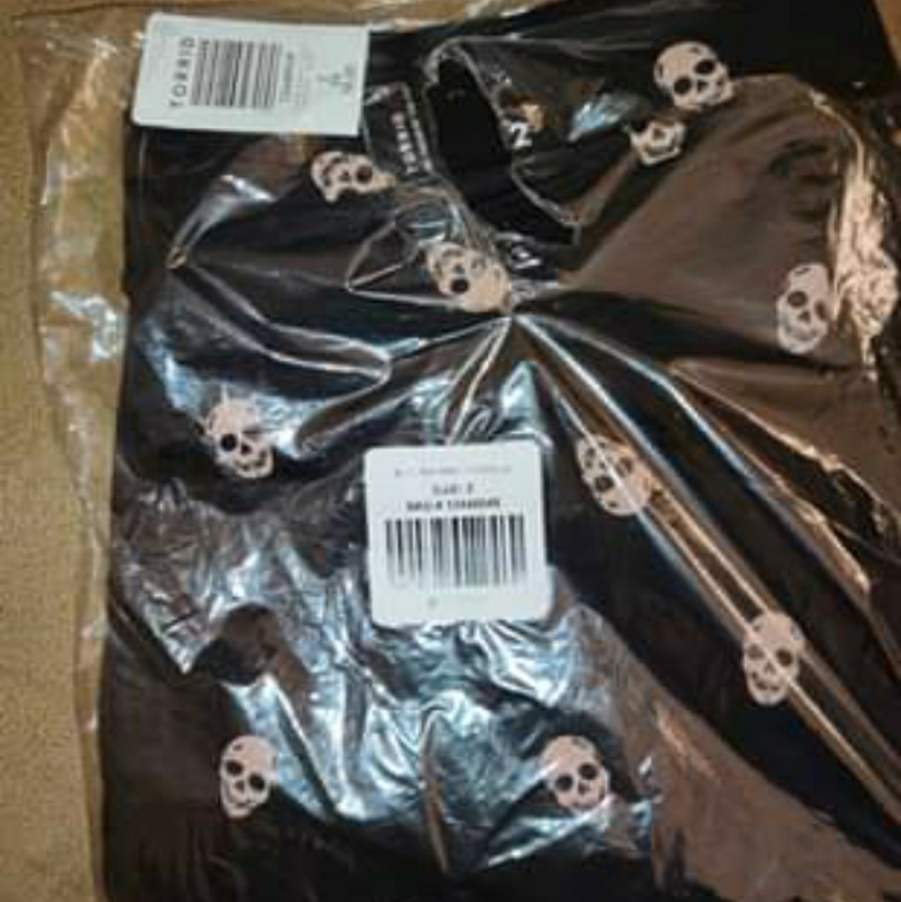NWT Torrid black skull leggings sz 2(18-20)